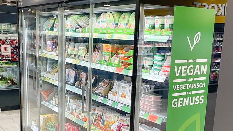 Die Supermärkte sind voll von veganen Alternativen zu tierischen Produkten. Das EU-Parlament will, dass Begriffe wie „Wurst“, „Steak“ oder „Schnitzel“ künftig nur noch für Fleischprodukte verwendet werden dürfen. Das sorgt für Diskussionen in der Branche.