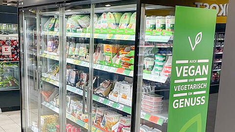 Die Supermärkte sind voll von veganen Alternativen zu tierischen Produkten. Das EU-Parlament will, dass Begriffe wie „Wurst“, „Steak“ oder „Schnitzel“ künftig nur noch für Fleischprodukte verwendet werden dürfen. Das sorgt für Diskussionen in der Branche.