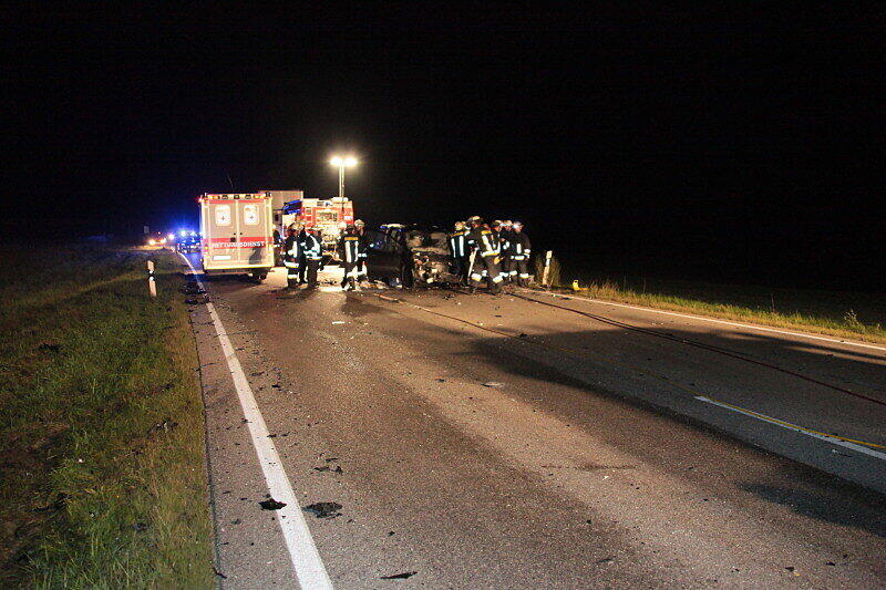 Bei dem Frontalzusammenstoß auf der B12 bei Haag in der Nacht zum Dienstag erlitten die beiden Fahrer schwere Verletzungen. Die Ursache des Unfalls ist bisher ungeklärt.