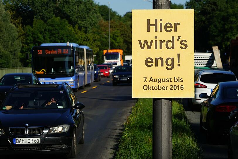Seit Montagfrüh ist der Isarring Richtung Schwabing auf eine Spur verengt. Und schon bricht im Berufsverkehr das Stau-Chaos aus. Die Bilder vom Mega-Stau.