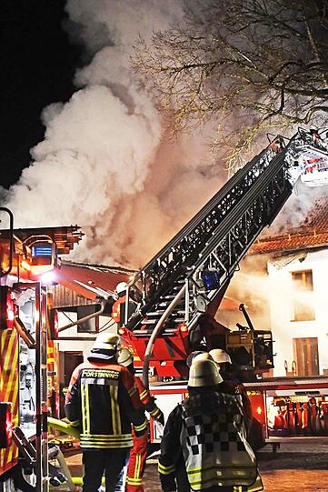 Die Feuerwehr musste bei minus elf Grad gegen die Flammen ankämpfen. Die Bilder vom Einsatz.