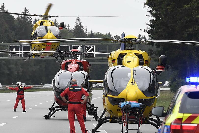 Bei dem Unfall sind mindestens ein Erwachsener und ein Kind um Leben gekommen.
