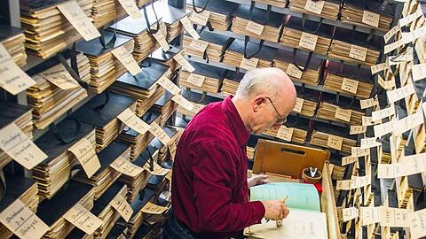 Akten im im Archiv des DRK-Suchdienstes in München.