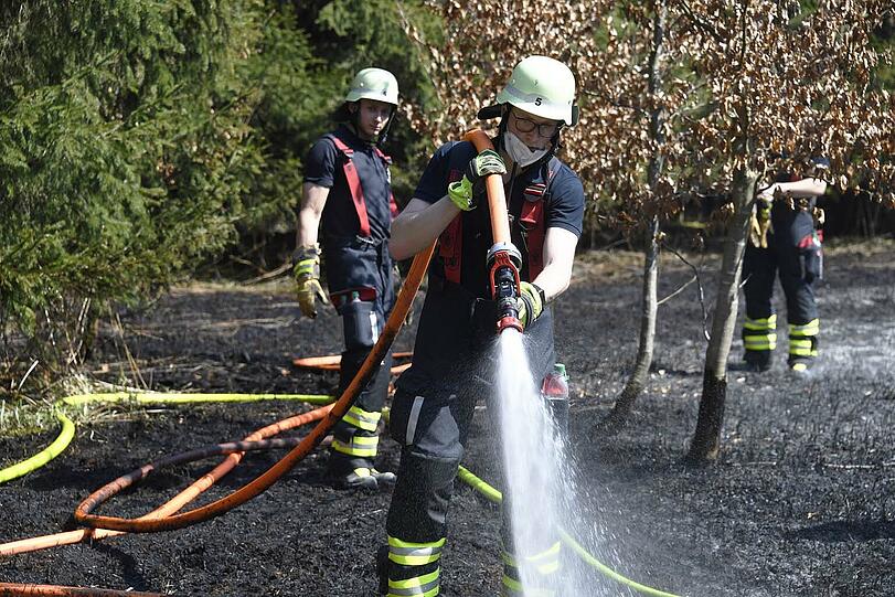 Die Einsatzkräfte mussten lange Rohrleitungen legen.