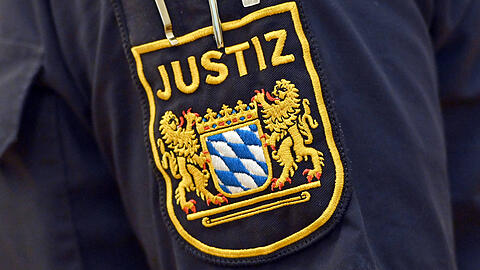 Der Vorwurf gegen den 38-Jährigen und seinen jüngeren Kollegen (28) lautet unter anderem auf Verfolgung Unschuldiger und falscher uneidlicher Aussage. (Symbolbild)
