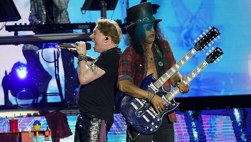 Sänger Axl Rose (l) und Gitarrist Slash von Guns N' Roses beim ihrem Auftritt in Glastonbury. Sänger Axl Rose (l) und Gitarrist Slash von Guns N' Roses beim ihrem Auftritt in Glastonbury.