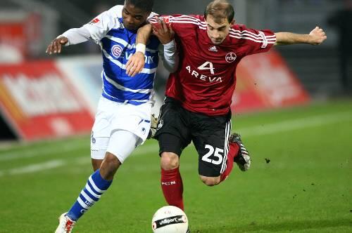 Packende Duelle im MSV-Stadion: Javier Pinola (rechts) stoppt Duisburgs Cedrick Makiadi.