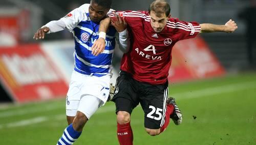 Packende Duelle im MSV-Stadion: Javier Pinola (rechts) stoppt Duisburgs Cedrick Makiadi. Packende Duelle im MSV-Stadion: Javier Pinola (rechts) stoppt Duisburgs Cedrick Makiadi.