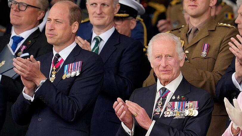 König Charles III. mit seinem ältesten Sohn, Prinz William.
