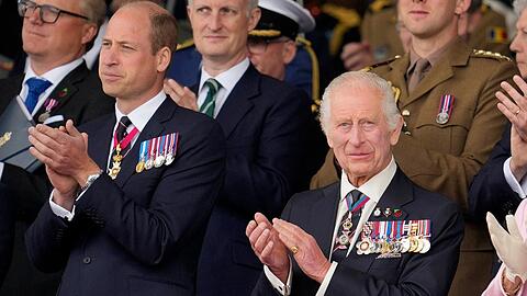 König Charles III. mit seinem ältesten Sohn, Prinz William.