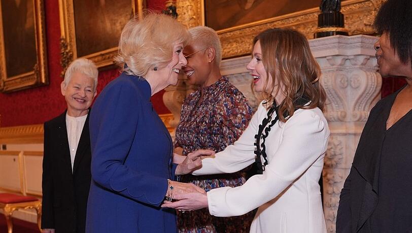 Königin Camilla und Geri Halliwell-Horner freuen sich sichtlich über ihr Wiedersehen.