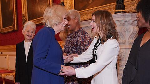 Königin Camilla und Geri Halliwell-Horner freuen sich sichtlich über ihr Wiedersehen.