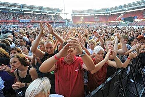 20.000 Fans bejubelten den Auftritt. NAch dem Unglück war kurze Zeit still im Stadion.