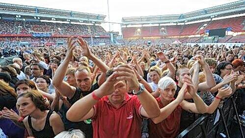 20.000 Fans bejubelten den Auftritt. NAch dem Unglück war kurze Zeit still im Stadion. 20.000 Fans bejubelten den Auftritt. NAch dem Unglück war kurze Zeit still im Stadion.