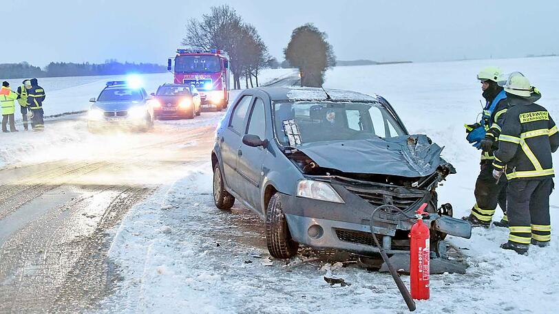 Auf der B13 bei Haimhausen (Lkr. Dachau) kollidierte am Mittwochmorgen ein Auto mit einem Lkw. Zwei Personen wurden verletzt, die B13 musste für mehrere Stunden gesperrt werden.