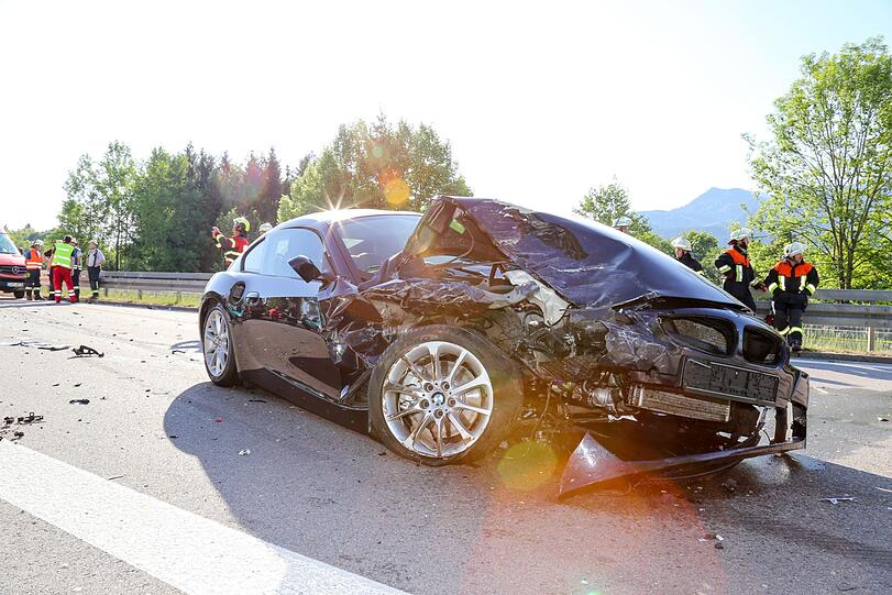 Der Autobahnabschnitt ist mit Schrott-Teilen übersät - die Bilder von der Unfallstelle auf der A95 Richtung Garmisch.
