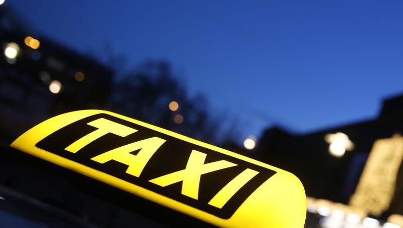 Schild leuchtet auf einem Taxi. Foto: David Young/Archiv Schild leuchtet auf einem Taxi. Foto: David Young/Archiv