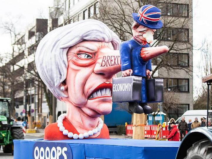 Ein politischer Mottowagen zum Brexit in Düsseldorf.