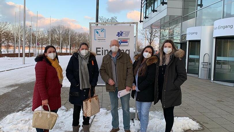 Das Team der Elisenhof-Zahnärzte in Riem. Geimpft werden konnte erst die Hälfte, obwohl in der Praxis Covid-Patienten behandelt werden.
