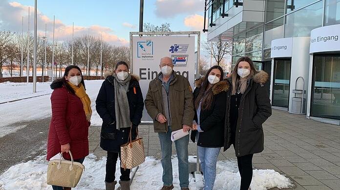Das Team der Elisenhof-Zahnärzte in Riem. Geimpft werden konnte erst die Hälfte, obwohl in der Praxis Covid-Patienten behandelt werden.