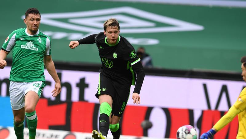 VfL-Torjäger Wout Weghorst (M) sorgte beim Wolfsburger in Bremen für die Vorentscheidung.
