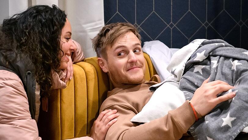"Sturm der Liebe": Vanessa ist beeindruckt, dass Max den kleinen Anton so schnell beruhigen konnte.
