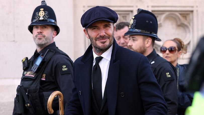 Mit Schirm, Charme und jeder Menge Geduld: David Beckham vor der Westminster Hall.