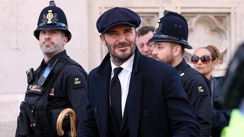 Mit Schirm, Charme und jeder Menge Geduld: David Beckham vor der Westminster Hall.