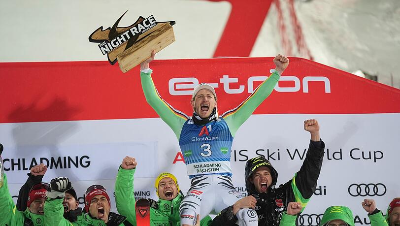 Der Sieger Linus Strasser aus Deutschland feiert nach einem alpinen Ski-Weltcup-Slalom der Herren.