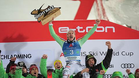 Der Sieger Linus Strasser aus Deutschland feiert nach einem alpinen Ski-Weltcup-Slalom der Herren.