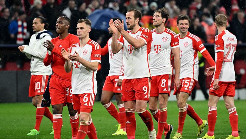 Die Spieler des FC Bayern München feiern den Einzug ins Viertelfinale der Champions League.