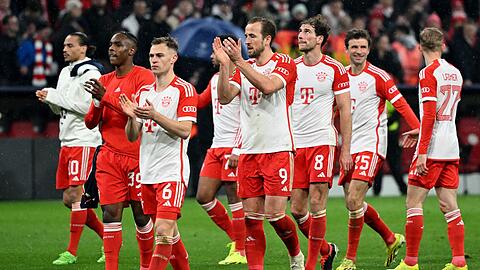 Die Spieler des FC Bayern München feiern den Einzug ins Viertelfinale der Champions League.
