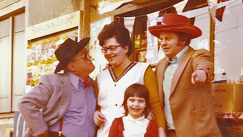V.l.: ein Kiosk-Stammgast mit Cowboy-Hut, Angelika Sedlmeier, Sepp Sedlmeier und in der Mitte die damals sechsjährige Petra Zaunrith. V.l.: ein Kiosk-Stammgast mit Cowboy-Hut, Angelika Sedlmeier, Sepp Sedlmeier und in der Mitte die damals sechsjährige Petra Zaunrith.