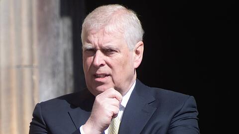 Andrew Mountbatten-Windsor ist auf neuen Fotos mit Jeffrey Epstein zu sehen.