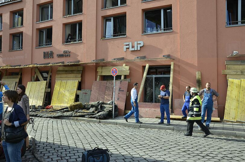 Schwabing am Tag nach der Bombensprengung: Die Spuren der Detonation sind deutlich zu erkennen, teilweise hat sie schwere Schäden verursacht. Derzeit werden die Schäden an den Gebäuden der Umgebung erfasst.