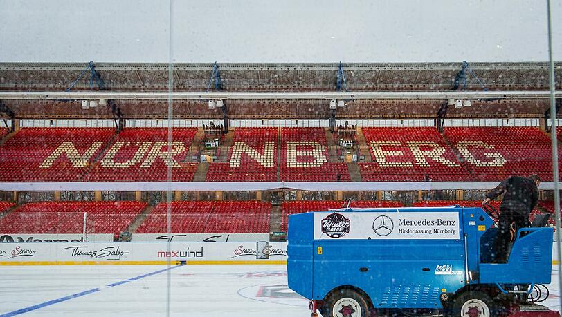 Das Eis im Frankenstadion wird bereitet. Das Eis im Frankenstadion wird bereitet.