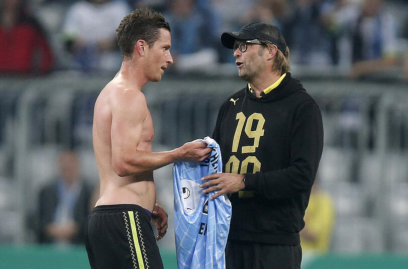 Nach dem Spiel lässt sich BVB-Trainer Jürgen Klopp von Rob Friend sein persönliches Wiesn-Trikot geben.