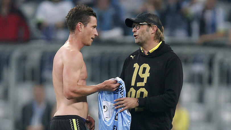 Nach dem Spiel lässt sich BVB-Trainer Jürgen Klopp von Rob Friend sein persönliches Wiesn-Trikot geben.