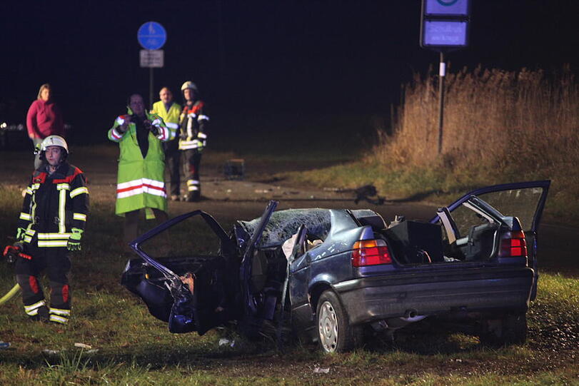 Am Sonntagmorgen kam es auf der B388 zu einem schrecklichen Autounfall. Der 31-jährige Unfallverursacher erlag in einem Münchner Krankenhaus seinen Verletzungen. Die fünf Insassen des anderen Pkw wurden schwer verletzt.