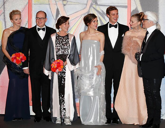Fürstin Charlene, Fürst Albert II. von Monaco, Prinzessin Caroline von Hannover, Charlotte Casiraghi, Pierre Casiraghi, Beatrice Boromeo und Karl Lagerfeld beim Rosenball 2014