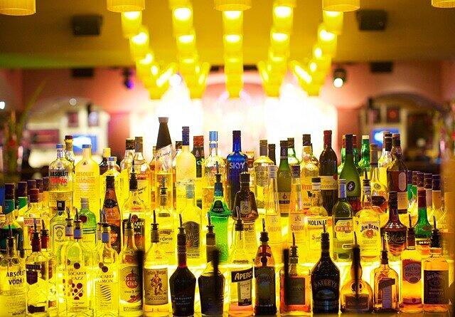 Das Herzstück des Hard Rock Cafes München: die Bar.
