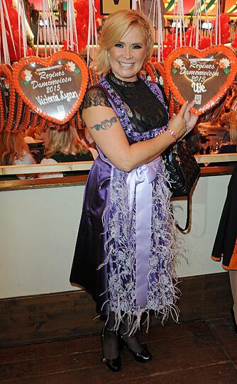 Auch Claudia Effenbergs Oktoberfest-Outfit ist nicht gerade optimal.