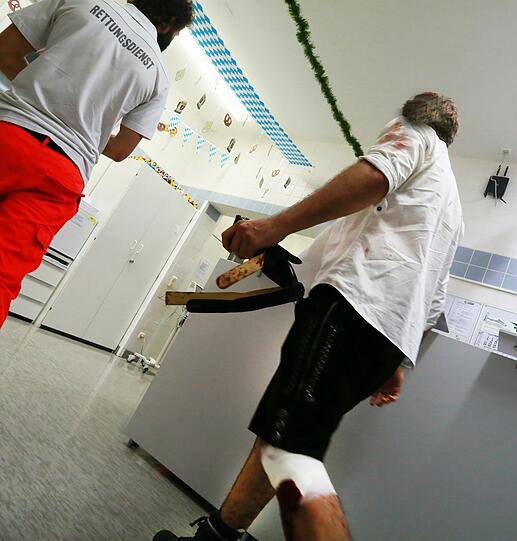 Blut an Hemd und Lederhose - ein typisches Bild in der Notaufnahme.