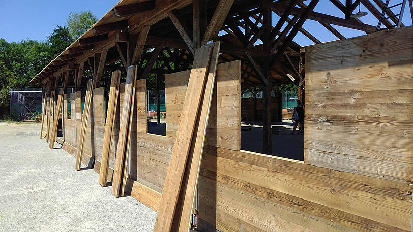 Die Bauarbeiten an der neuen VIP-Hütte schreiten zügig voran. Die Bilder vom Dienstag.