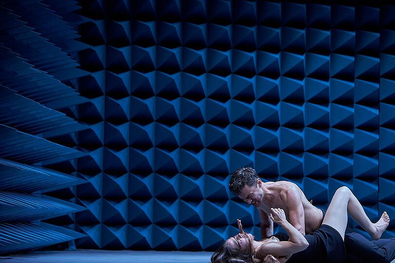 Meike Droste (Eboli) und Nils Strunk (Don Karlos)