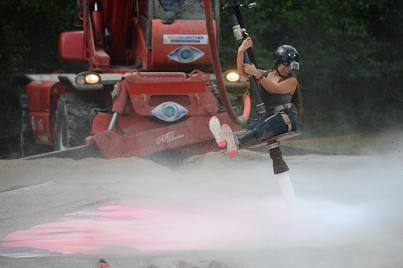 Während der Challenge. So schön reitet nur Ela auf dem Feuerwehrschlauch.