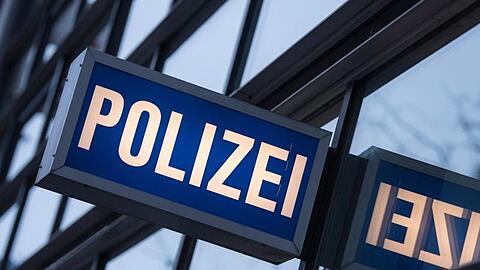 Der Schriftzug "Polizei" ist vor einem Polizeirevier zu sehen. Foto: Boris Roessler/dpa/Symbolbild