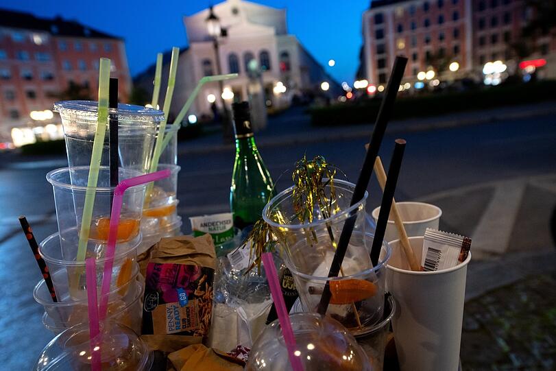 Immer wenn die Clubs und Kneipen mal wieder schließen müssen, treffen sich die Menschen draußen. Polizeieinsätze und übervolle Abfalleimer - wie hier am Gärtnerplatz - sind die Folge.