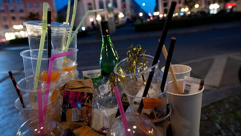 Immer wenn die Clubs und Kneipen mal wieder schließen müssen, treffen sich die Menschen draußen. Polizeieinsätze und übervolle Abfalleimer - wie hier am Gärtnerplatz - sind die Folge. Immer wenn die Clubs und Kneipen mal wieder schließen müssen, treffen sich die Menschen draußen. Polizeieinsätze und übervolle Abfalleimer - wie hier am Gärtnerplatz - sind die Folge.