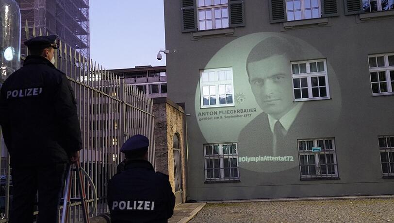 Mit der Lichtprojektion an die Fassade des Präsidiums soll an die 12 Opfer erinnert werden, die bei dem Terroranschlag starben.